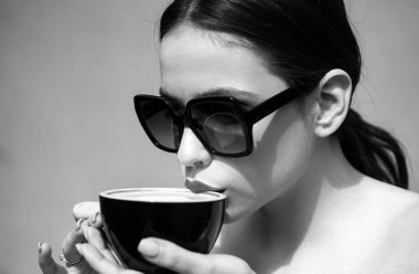 Kahve dükkanı kızı. Sabah rutini. Espresso americano cappuccino latte