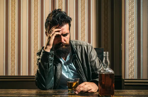 Man Beard Holds Glass Brandy Man Holding Glass Whisky Handsome — Stock Photo, Image