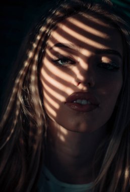 Yüksek moda yüz modeli için ışık. Moda portre. Studio muhteşem bir kadın. Moda blogger