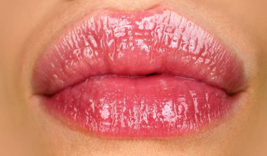 Güzel ağız ifadesi konsepti. Dudaklarındaki kırmızı ruju kapat. Kapalı, parlak, lüks ağız, göz alıcı dudak konsepti.