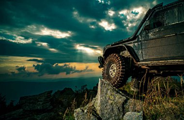 Dağ yolunda off-road arabası. Off-road arabası için şok emici. Emicili araba frenleri. Araba lastiği. Off-road lastiği