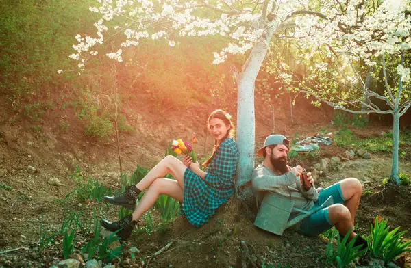 有趣的园艺师夫妇拿着春天自然背景的园艺工具 团队合作和朋友在一起的概念 辛苦工作后放松 — 图库照片