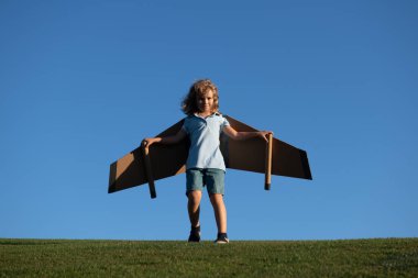 Çocukluk hayalleri, çocukluk hayalleri, macera yolculukları. Çocuklarla seyahat ve tatil. Çocukların özgürlüğü ve tasasız konsepti. Uçakla uçan çocuk pilot yazın doğada seyahat etmeyi hayal ediyor.