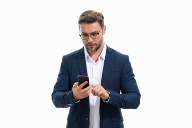 İş adamı takım elbiseli akıllı telefon kullanıyor. Portre çekici, neşeli adam telefonu kullanıyor, cep telefonundan arıyor. Akıllı telefon kullanan yakışıklı iş adamı, izole edilmiş stüdyoda sohbet ediyor.