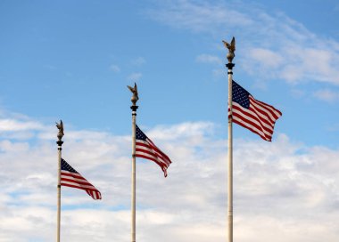 Seçim oylaması. Mavi gökyüzünde Amerikan bayrağı. Bayrak sallama. Bağımsızlık Günü. 4 Temmuz 'da. Amerikan bayrağı konsepti