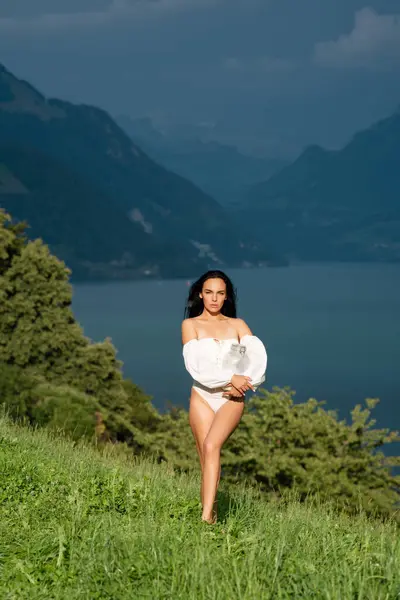 Verse Melk Sexy Model Met Melk Natuur Sensuele Vrouw Houdt — Stockfoto