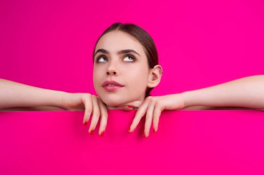 Elinde boş bir afiş tutan kadın portresi. Reklam pankartı tabelası. Kadın boş ilan panosu tabelasını tutuyor. Pankart tanıtımı. Boş tahtada boş alan sunan kadın