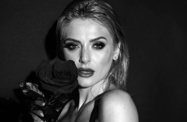 Güllü güzel bir kadının stüdyo portresi. Kırmızı güllü güzel bir kız. Gençlik ve cilt bakımı konsepti. Vogue bahar yaz tarzı. Nofilter değiştirilmemiş cilt