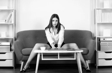 İşteki baştan çıkarıcı kızlar. Ofisin içindeki masa başı işlerde baştan çıkarıcı bir kadın. Muhasebeci kızın seksi bacakları.