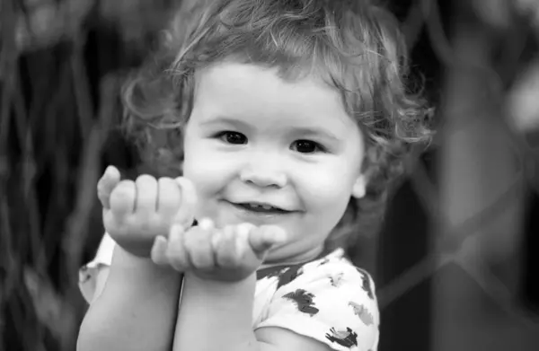 Portret Szczęśliwego Dziecka Śmiejącego Się Placu Zabaw Zbliżenie Pozytywne Dzieci — Zdjęcie stockowe