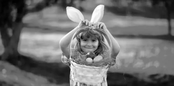 Paskalya Yumurtası Avlayan Çocuk Paskalya Yumurtaları Parktaki Tavşan Kulaklı Çocuk — Stok fotoğraf