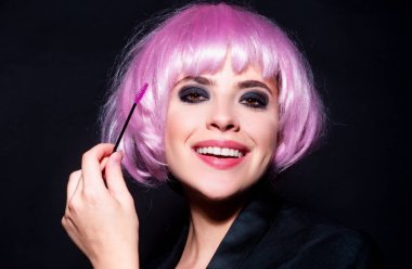 Kadın kaşları. Kaş fırçası olan güzel bir kız. Doğal makyajlı bir kız. Kaş düzeltmesi. Doğal güzellik kaşları