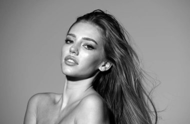 Şehvetli moda kadını yüzüne iyice bak. Genç ve seksi bir kadının güzel portresi