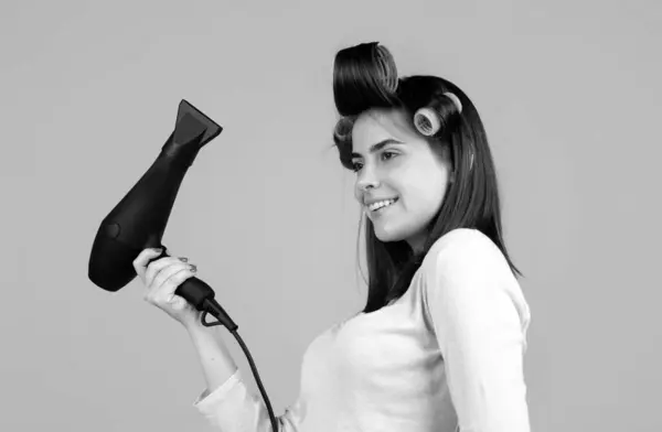 带吹风机的女人被隔离在演播室用专业吹风机吹干直发的漂亮女孩 — 图库照片