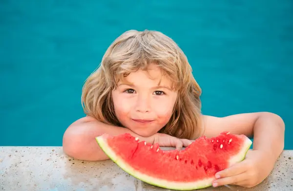Roliga Barn Leker Poolen Barnet Äter Söt Vattenmelon Njuta Sommaren — Stockfoto