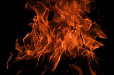 Siyah arka planda yangın alevleri. Ateş, izole edilmiş, soyut bir yapı. Yanma efektiyle yanan bir patlama. Duvar kağıdını ateşle, soyut sanat kalıpları