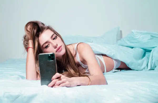 Young Girl Chatting Phone Morning Bed Woman Bed Checking Social — Stock Photo, Image