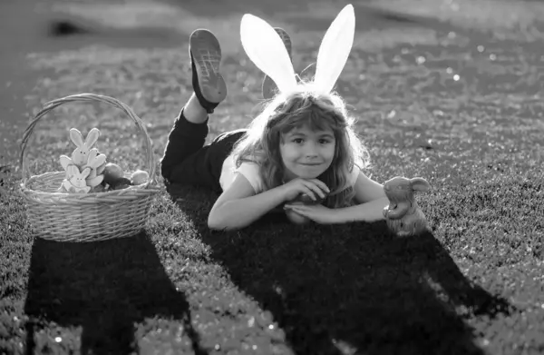 Mutlu Paskalyalar Paskalya Yumurtası Tavşan Kulaklı Çocuk Parkta Mutlu Bir — Stok fotoğraf