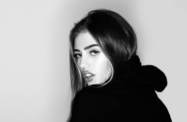 Kadın yüzü. Sokak modası. Seksi, modaya uygun bir model.