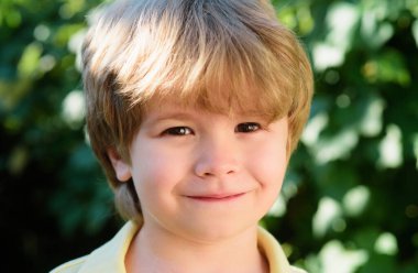 Komik çocuk suratı yakın çekim. Çocuk portresi