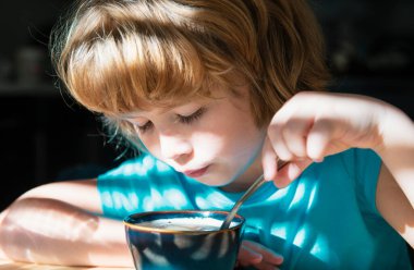 Çocuk maması. Çocuk çorba içiyor. Çocuklar için sağlıklı beslenme. Organik ev yemekleri.