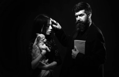 Din kutsaldır. Rahip günahı. Seksi kadın rahibeyle kilise papazı. Rahip genç bir kadını kutsuyor. Din kavramı