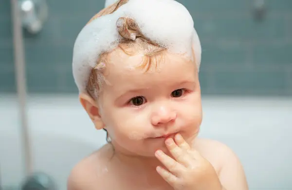 Koupání Dětí Vaně Vtipný Děcka Zblízka Sprchování Dětí Portrét Dítěte — Stock fotografie