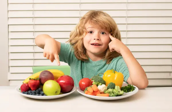 Groenten Fruit Jongetje Dat Gezonde Groenten Eet Ontbijt Met Melk — Stockfoto