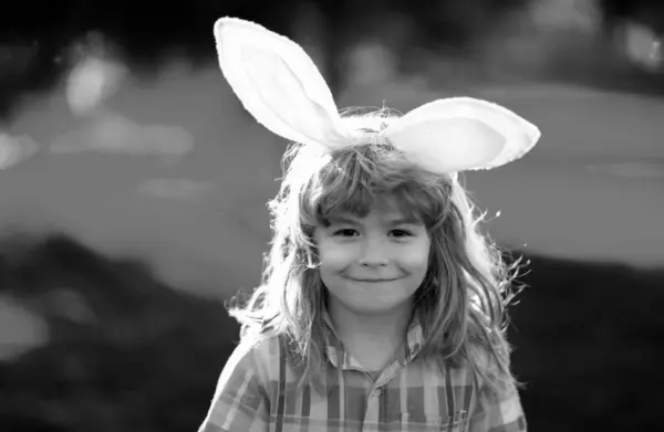 Króliczku Chłopiec Polujący Wielkanocne Jaja Chłopiec Wielkanocnymi Jajami Króliczymi Uszami — Zdjęcie stockowe