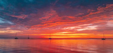Denizde gün batımı. Sahilde gün doğumu. Renkli okyanus plajı gün doğumu