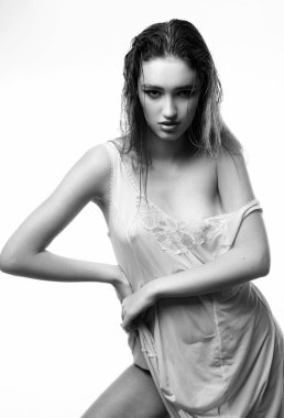 Güzel yüzlü kadın, yüz portresi. Güzel, hassas, genç bir kız. Moda modeli stüdyoda izole edildi