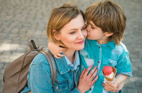 Mutter Kind Beziehungen Junge Essen Eis Freien Junk Food Leckeres — Stockfoto
