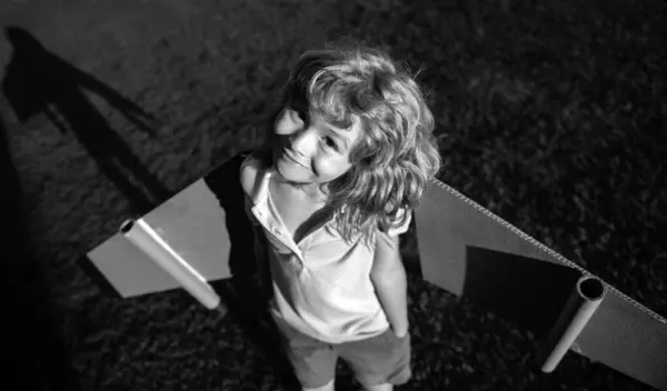 Enfant Mignon Jouant Avec Des Ailes Avion Jouet Dans Parc — Photo