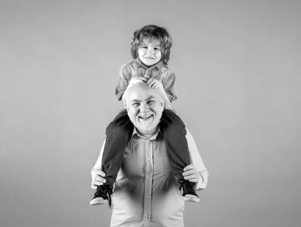 Dziadek Wnuk Wracają Barana Śmieszną Twarzą Odizolowaną Pacjentka Podeszłym Wieku — Zdjęcie stockowe
