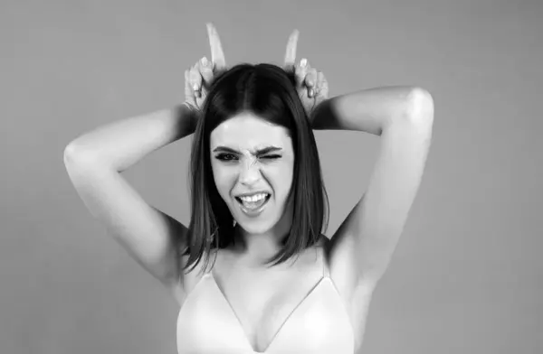Genç Bir Kadın Boynuzları Gibi Parmaklarıyla Komik Jestler Yapıyor Çılgın — Stok fotoğraf