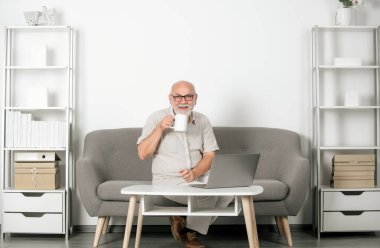 Bir fincan çay ile yaşlı yönetici. Evde olgun, beyaz bir adam var. Modern ofiste kendinden emin kıdemli bir işadamının portresi. Kıdemli sosyal hizmet görevlisi, psikolog.