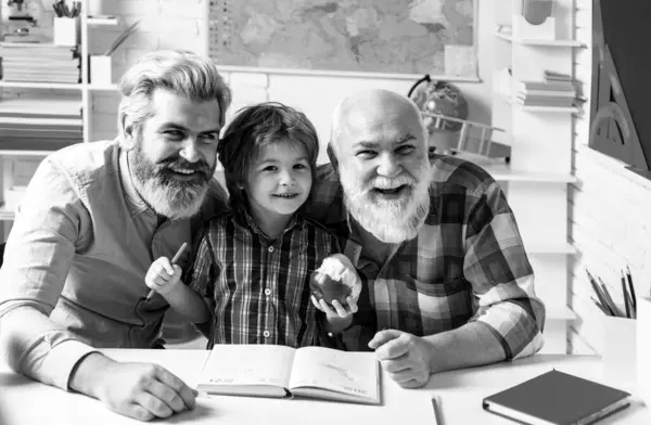 Glücklicher Großvater Vater Und Sohn Opa Unterrichtet Oma Hause Klassenzimmer — Stockfoto