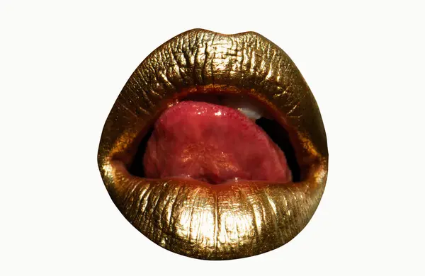 性感嘴唇的金黄色风格 嘴唇上涂着金色油漆 黄金性感女人的嘴 金属创意口红特写特写 黄金的概念 舌头舔金黄色嘴唇 被白色背景隔离 — 图库照片