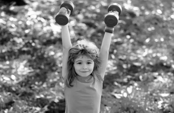 Gesundes Kinderleben Und Sportkonzept Porträt Eines Jungen Der Mit Hanteln — Stockfoto