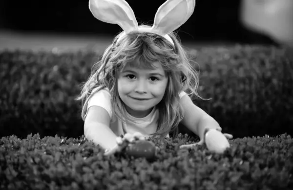Paskalya Yumurtası Avlayan Çocuklar Mutlu Paskalya Tavşanı Çocuk Bahar Çocukları — Stok fotoğraf
