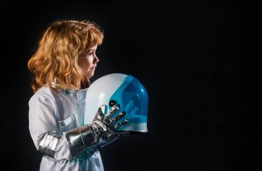 Uzay giysisi giymiş, kasklı, sevimli, küçük bir uzaylı çocuk. Başarı, lider ve kazanan konsept