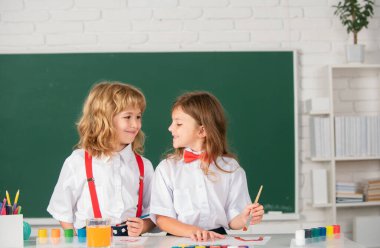 Okulda resim çizen ve resim yapan sevimli okul arkadaşları. Dost canlısı bir oğlan ve komik öğrenciler çizer. Okuldayken arkadaşlık. Kalem ve boyalarla çizen kardeşler.