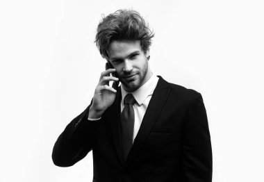 Telefonda konuşan adamın portresi izole edilmiş.