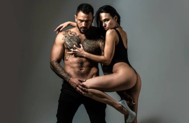 Aşık şehvetli bir çift. Seksi karı-koca. Şefkat ve şefkat