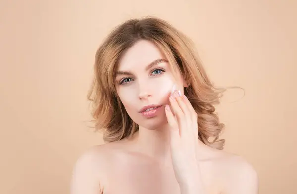 Gezichtsmasker Spa Schoonheidsbehandeling Huidverzorging Mooie Jonge Vrouw Met Een Schone — Stockfoto
