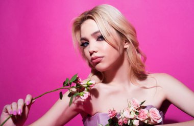 Güzel yüzlü kadın, yüz portresi. Güzel, hassas, genç bir kız. Moda modeli stüdyoda izole edildi
