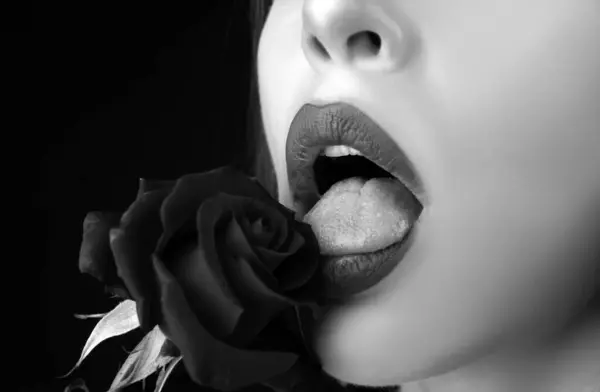 Χείλη Κοντά Κραγιόν Όμορφη Γυναίκα Χείλη Τριαντάφυλλο Γυναίκα Κόκκινο Τριαντάφυλλο — Φωτογραφία Αρχείου