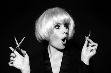 Makas kesen bir kadın. Profesyonel makasıyla düz saçlı moda kızı. Saç bakım konsepti