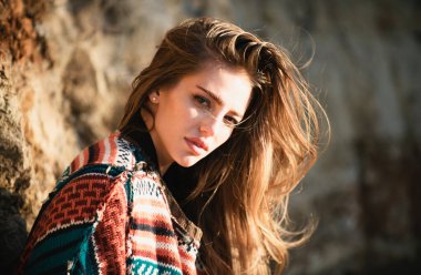 Boho tarzı süveter giyen güzel bir kadın. Moda elbiseli güzel bir bayan. Seksi ve şehvetli bir kadın modeli.