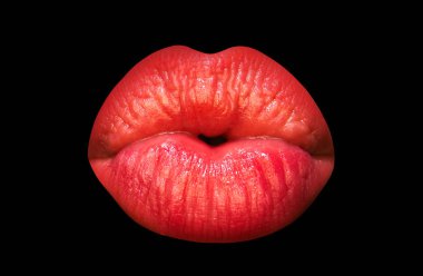 Siyah arka planda izole edilmiş kırmızı, seksi kadın dudakları, hava öpücüğü, güzel dudaklar, güzel kırmızı ruj. Şehvetli dudaklar, seksi öpücük.